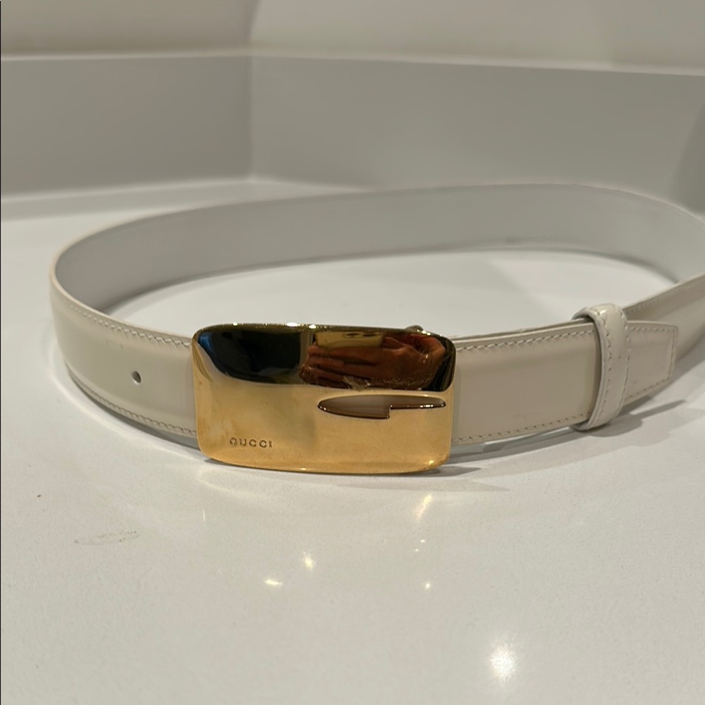 Gucci white  leather belt with brass buckle size 30/75 in good condition